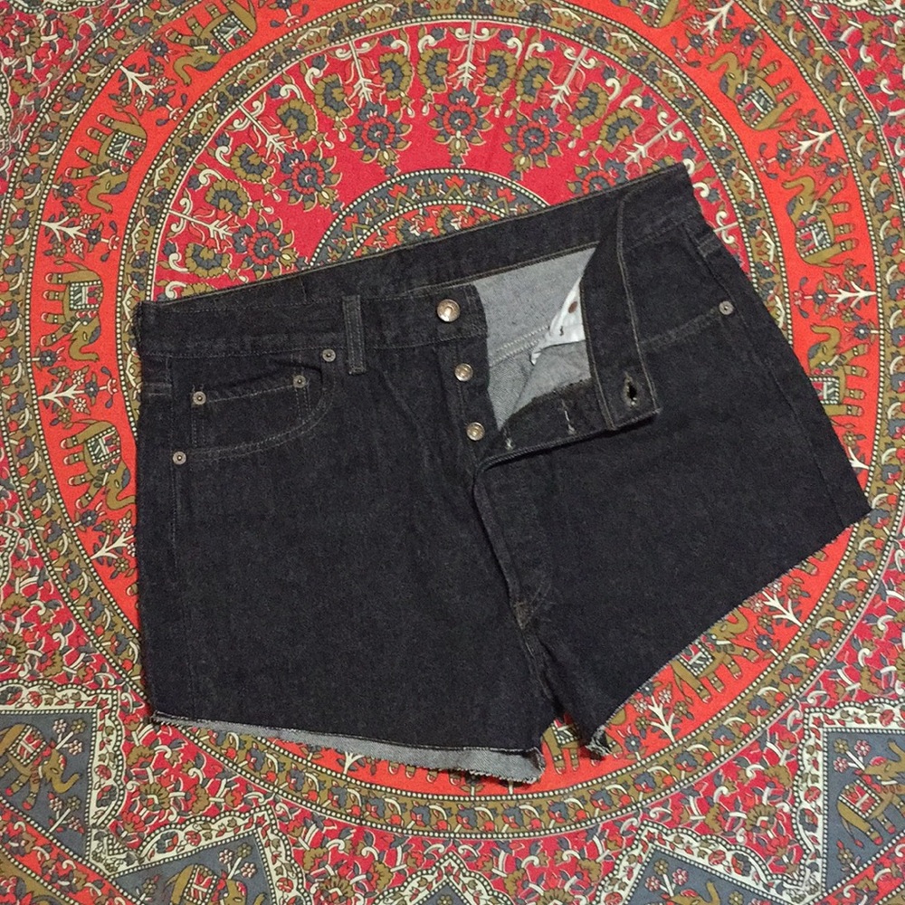 Black Levi’s 501 cutoff jean shorts